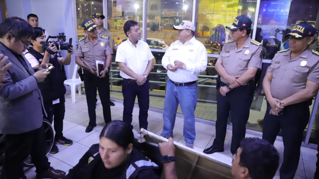 Con compromiso y gestión, nuestro alcalde Richard Soria, junto al ministro del Interior, Juan Santivañez, supervisaron el despliegue de más de 2000 efectivos policiales como parte del operativo "Control Territorial" en toda Lima Metropolitana. Estas acciones tienen como objetivo reforzar la seguridad y combatir la delincuencia en nuestro distrito.
Asimismo vecinos, seguimos trabajando de la mano con los Halcones y el Grupo Terna de la PNP, fortaleciendo nuestras estrategias para garantizar la seguridad en todo El Agustino.