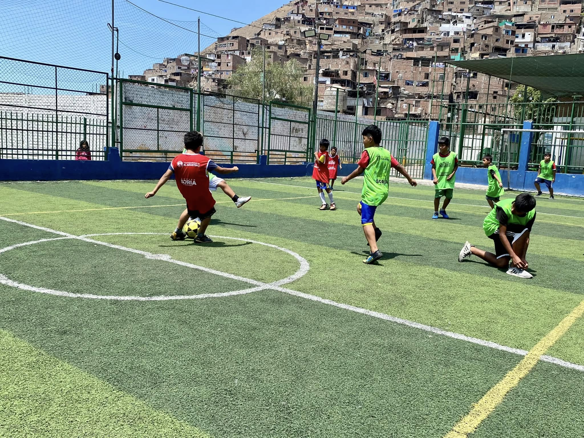 Estas sesiones, dirigidas por un profesor especialista, buscan fomentar el amor por el deporte y promover valores como el trabajo en equipo y la disciplina desde temprana edad.
🤼♂️¡Juntos por el deporte! 🥎