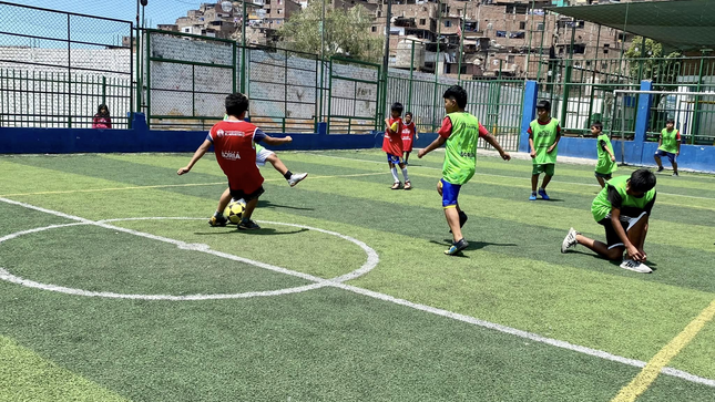 Estas sesiones, dirigidas por un profesor especialista, buscan fomentar el amor por el deporte y promover valores como el trabajo en equipo y la disciplina desde temprana edad.
🤼‍♂️¡Juntos por el deporte! 🥎
