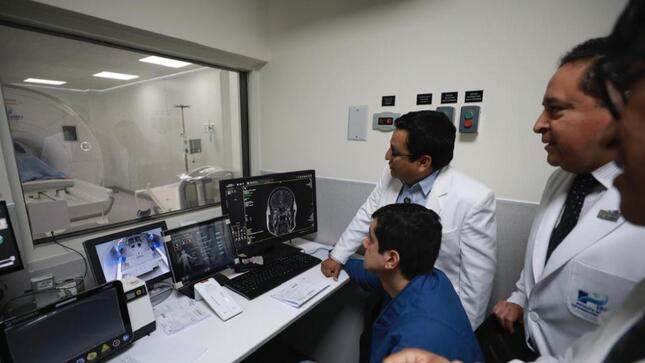 1092608-minsa-pone-en-funcionamiento-nuevo-resonador-magnetico-en-el-inen-con-capacidad-para-hacer-2400-estudios-al-mes-1