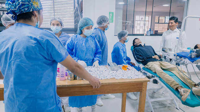estudiantes de la Escuela Profesional de Odontología