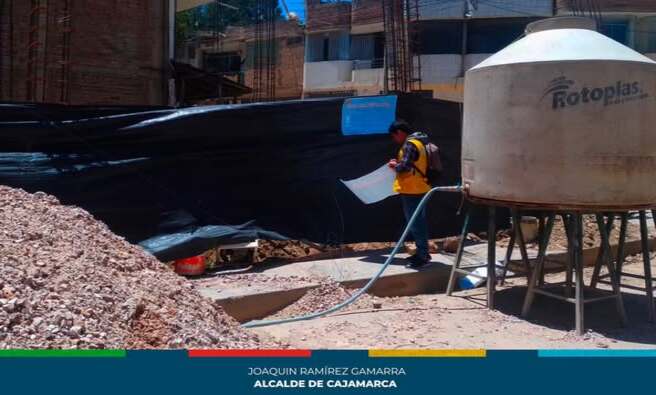 Atendiendo el llamado de los vecinos, la Municipalidad Provincial de Cajamarca interviene de manera inmediata en el predio de la seรฑora Fabiola Cachi Castrejรณn, ubicado en el Jr. Larry Johnson y Av. La Paz S/N.
Mediante el acta de fiscalizaciรณn N.ยฐ 47-2025 OF-SGLyPU-SDTyU-MPC, se constata que la propietaria ejecuta obras de edificaciรณn diferentes al proyecto aprobado y a los parรกmetros establecidos en la licencia de construcciรณn N.ยฐ 005-2025 SGLyPU-SDTyU-MPC. La intervenciรณn se realiza debido al incumplimiento de lo establecido en dicha licencia.
El malestar de los vecinos es evidente, ya que durante las jornadas de trabajo se invade la vรญa pรบblica, generando incomodidad entre los residentes de la zona.
La Subgerencia de Licencias y Permisos Urbanos, con el apoyo del personal coactivo, detiene los trabajos de construcciรณn. Esta acciรณn refuerza el compromiso de la municipalidad con el ordenamiento urbano, garantizando el respeto a las normas y los derechos de la ciudadanรญa.
Exhortamos a la poblaciรณn a tramitar las licencias correspondientes y a cumplir con lo establecido antes de iniciar cualquier tipo de construcciรณn.
ยก๐๐ผ๐ป ๐บรก๐ ๐ผ๐ฏ๐ฟ๐ฎ๐, ๐๐ผ๐ฎ๐พ๐๐ถ๐ป ๐รญ ๐ฐ๐๐บ๐ฝ๐น๐ฒ!๐