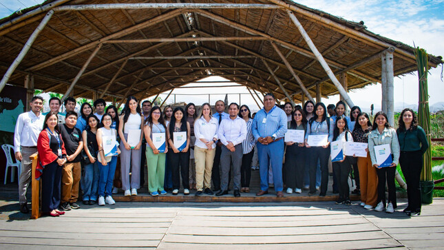 Fotografía de ceremonia de clausura de la ‘Pasantía en Gestión Ambiental y Conservación de Humedales’ de la Autoridad Municipal de Los Pantanos de Villa (Prohvilla)