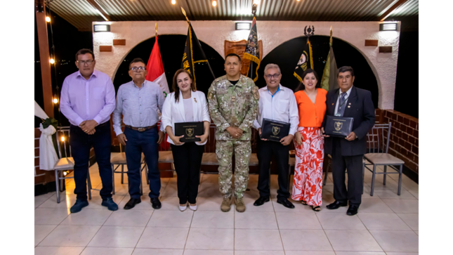 Alcaldesa es reconocida por el ejército peruano.