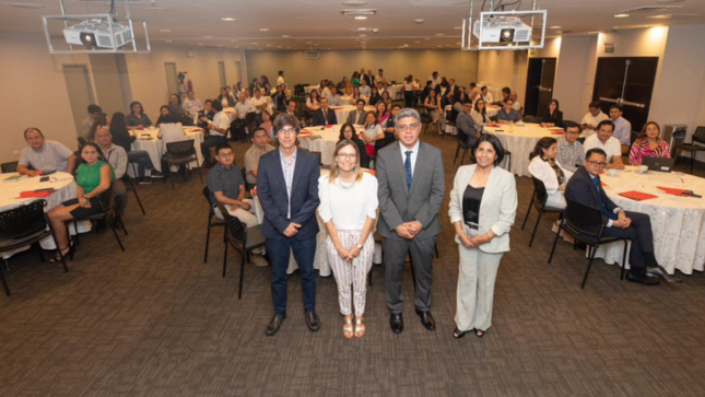 Foto de los representantes de Perú Compras y los participantes del taller
