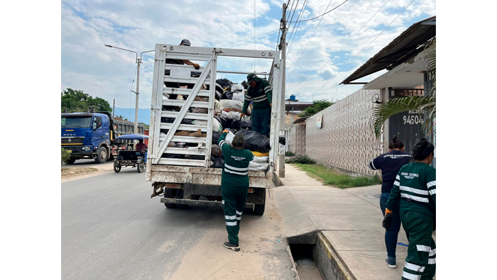Recojo de residuos s贸lidos en diferentes puntos de la ciudad de Tarapoto.