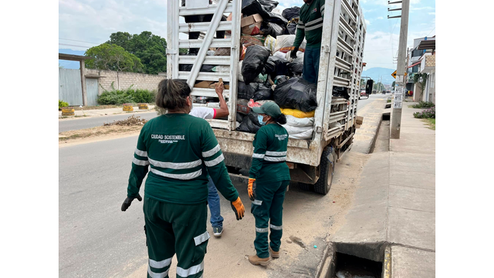Recojo de residuos s贸lidos en diferentes puntos de la ciudad de Tarapoto.