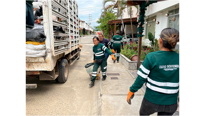 Recojo de residuos s贸lidos en diferentes puntos de la ciudad de Tarapoto.