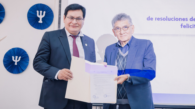 Dr. Victor Cuadros Ojeda, vicerrector de Investigación junto al Dr. Reynaldo Ostos Miraval, docente de la Facultad de Psicología