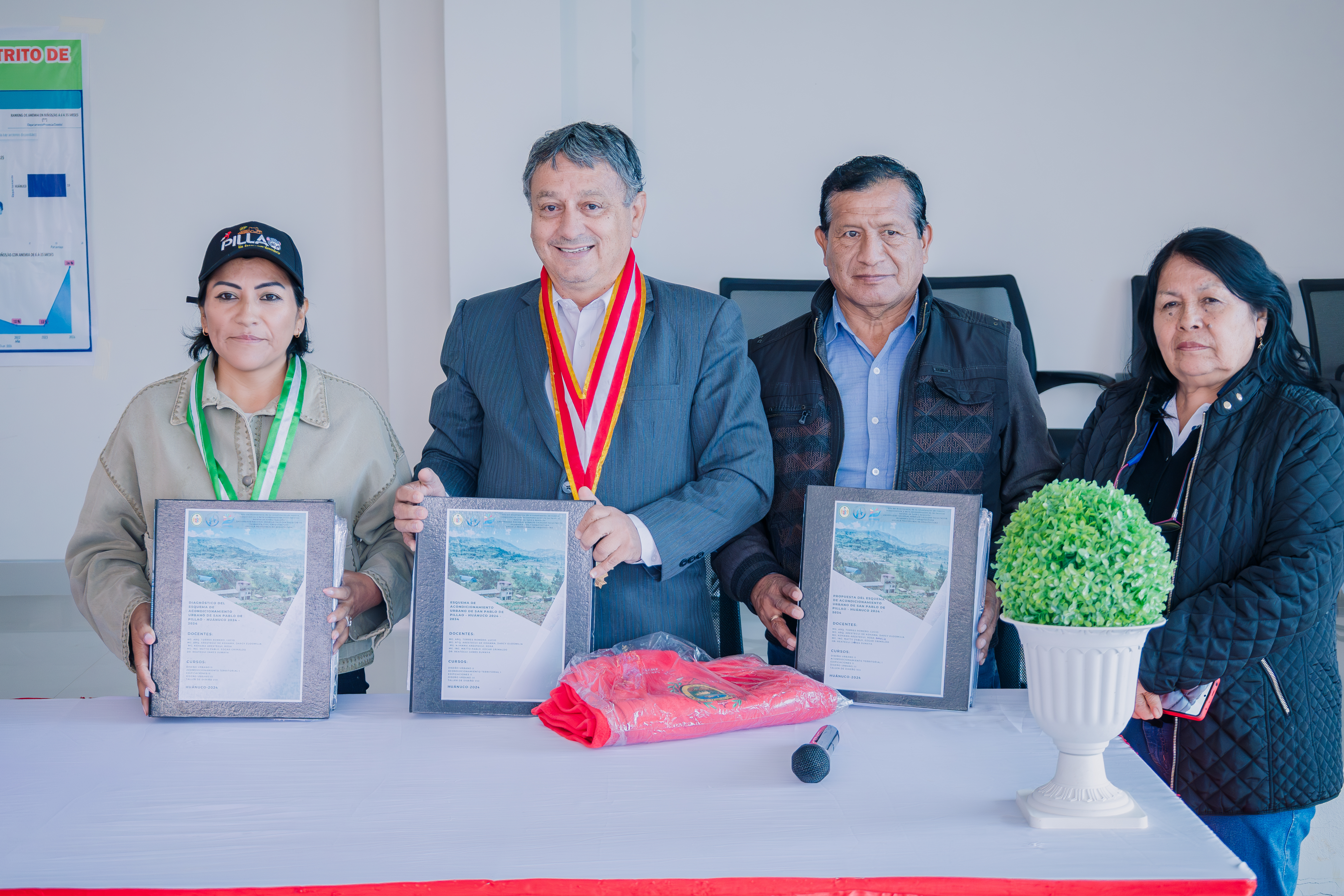 Rector de la UNHEVAL, Dr. Guillermo Bocangel Weydert junto a los docentes de la E.P. de Arquitectura