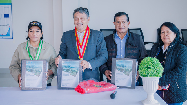 Rector de la UNHEVAL, Dr. Guillermo Bocangel Weydert junto a los docentes de la E.P. de Arquitectura