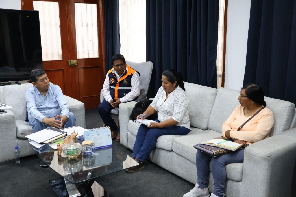 El alcalde provincial; John Larry Coayla junto al equipo técnico de la comuna provincial, sostienen reuniones con alcaldesas de los Centros Poblados de Aruntaya y Titire.