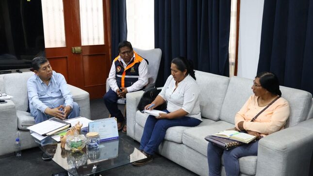 El alcalde provincial; John Larry Coayla junto al equipo técnico de la comuna provincial, sostienen reuniones con alcaldesas de los Centros Poblados de Aruntaya y Titire.