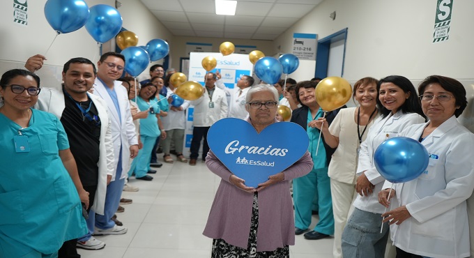 EsSalud: Cirujanos del Hospital Almenara realizan proeza médica al reconstruir el intestino de una adulta mayor