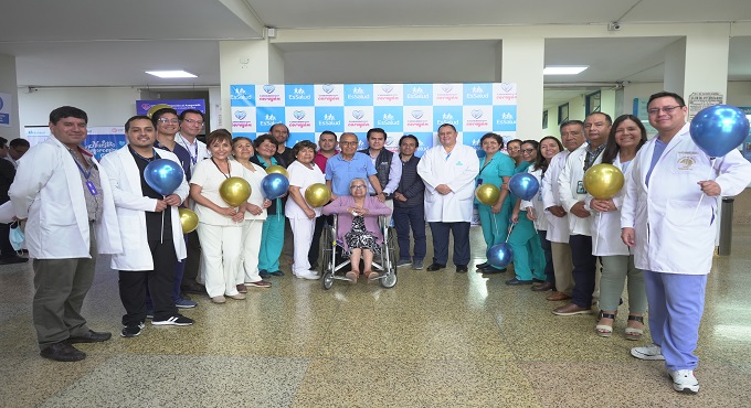 EsSalud: Cirujanos del Hospital Almenara realizan proeza médica al reconstruir el intestino de una adulta mayor