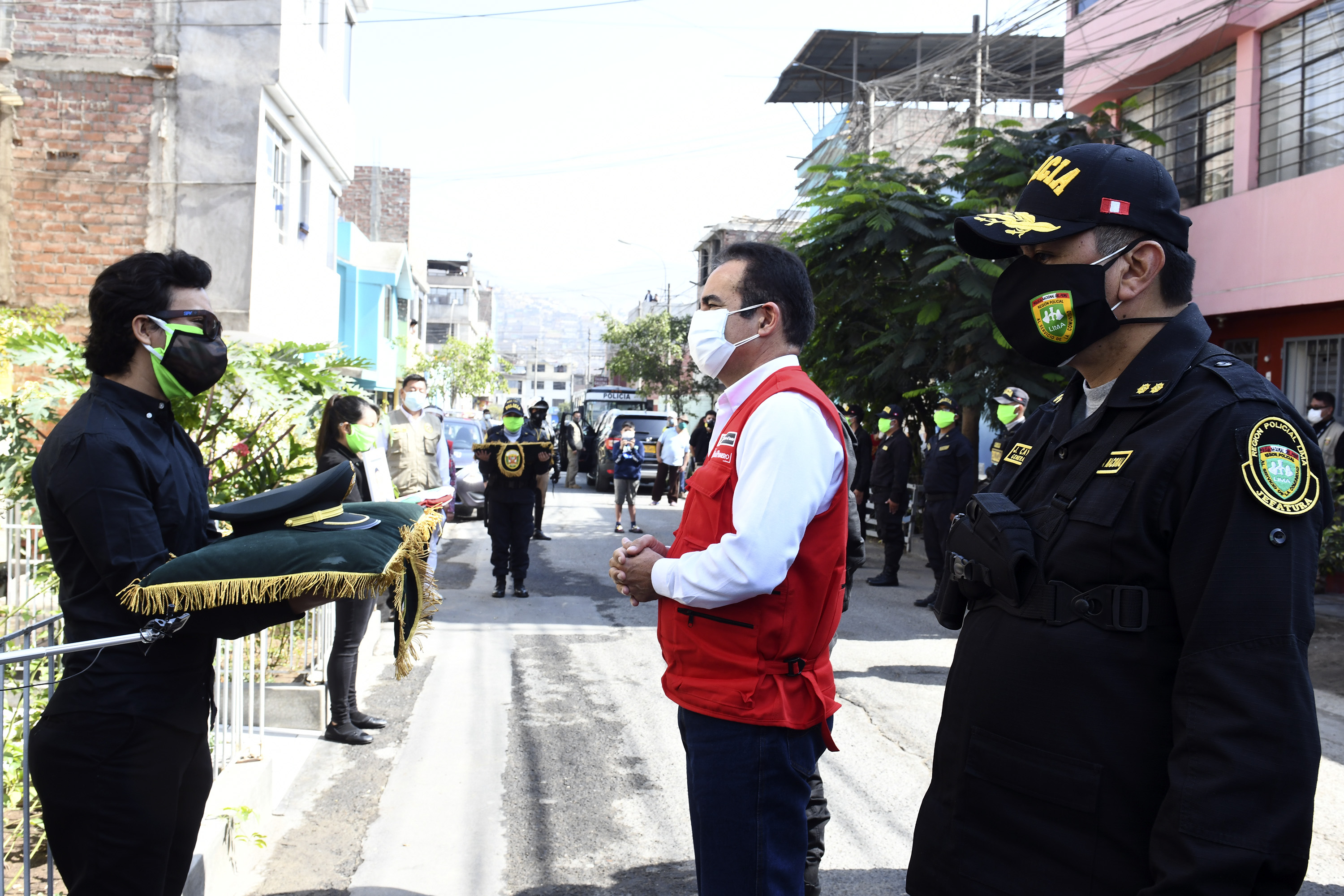 En una sentida ceremonia, el Ministro del Interior, Gastón Rodríguez Limo, rindió honores al suboficial superior PNP Limber Millones Ángeles (56), quien falleció el pasado 23 de mayo a consecuencia del Covid-19.