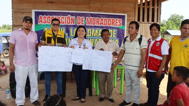 Alcaldesa entregó Planos y Resolución de Reconocimiento del A.H. Las Lomas de San Juan de Yarinacocha