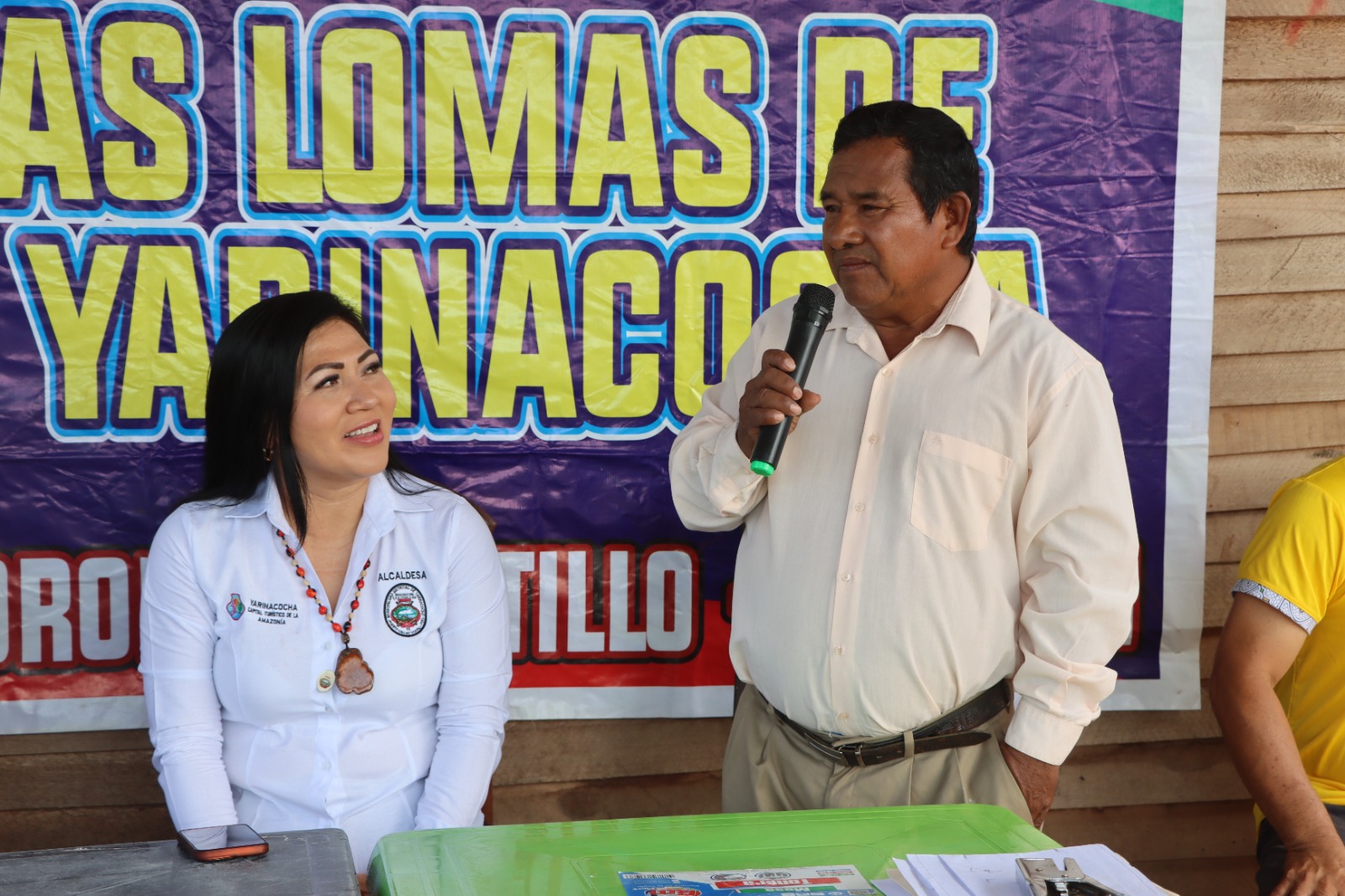 Alcaldesa entregó Planos y Resolución de Reconocimiento del A.H. Las Lomas de San Juan de Yarinacocha
