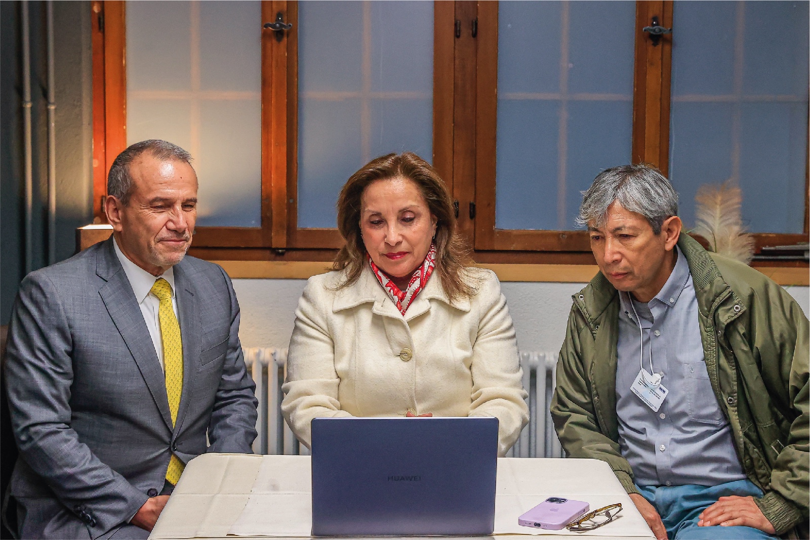 Presidenta Dina Boluarte sostiene reunión virtual de trabajo con ministros de Estado para abordar medidas contra la delincuencia.