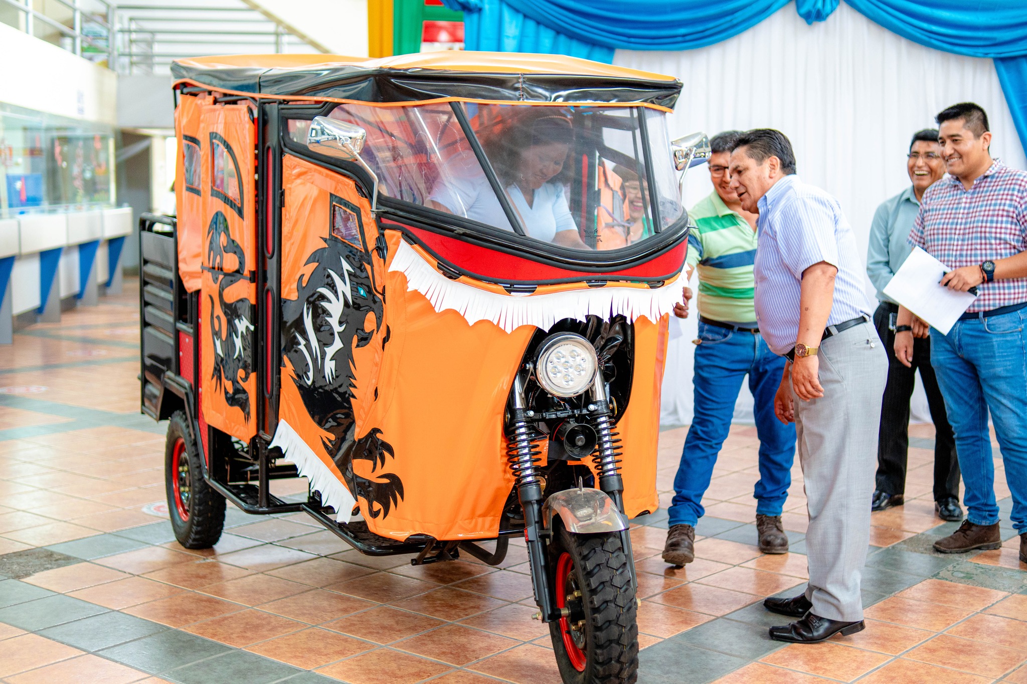 Alcalde provincial hizo entrega de mototaxi y artefactos a felices ganadores de la amnistía tributaria 2024