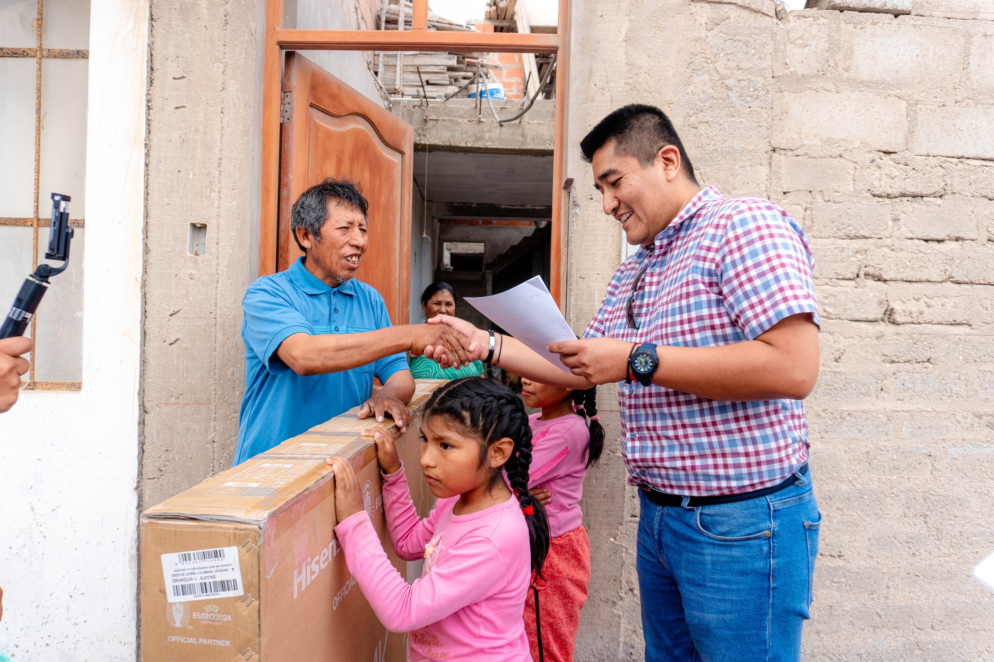 Alcalde provincial hizo entrega de mototaxi y artefactos a felices ganadores de la amnistía tributaria 2024