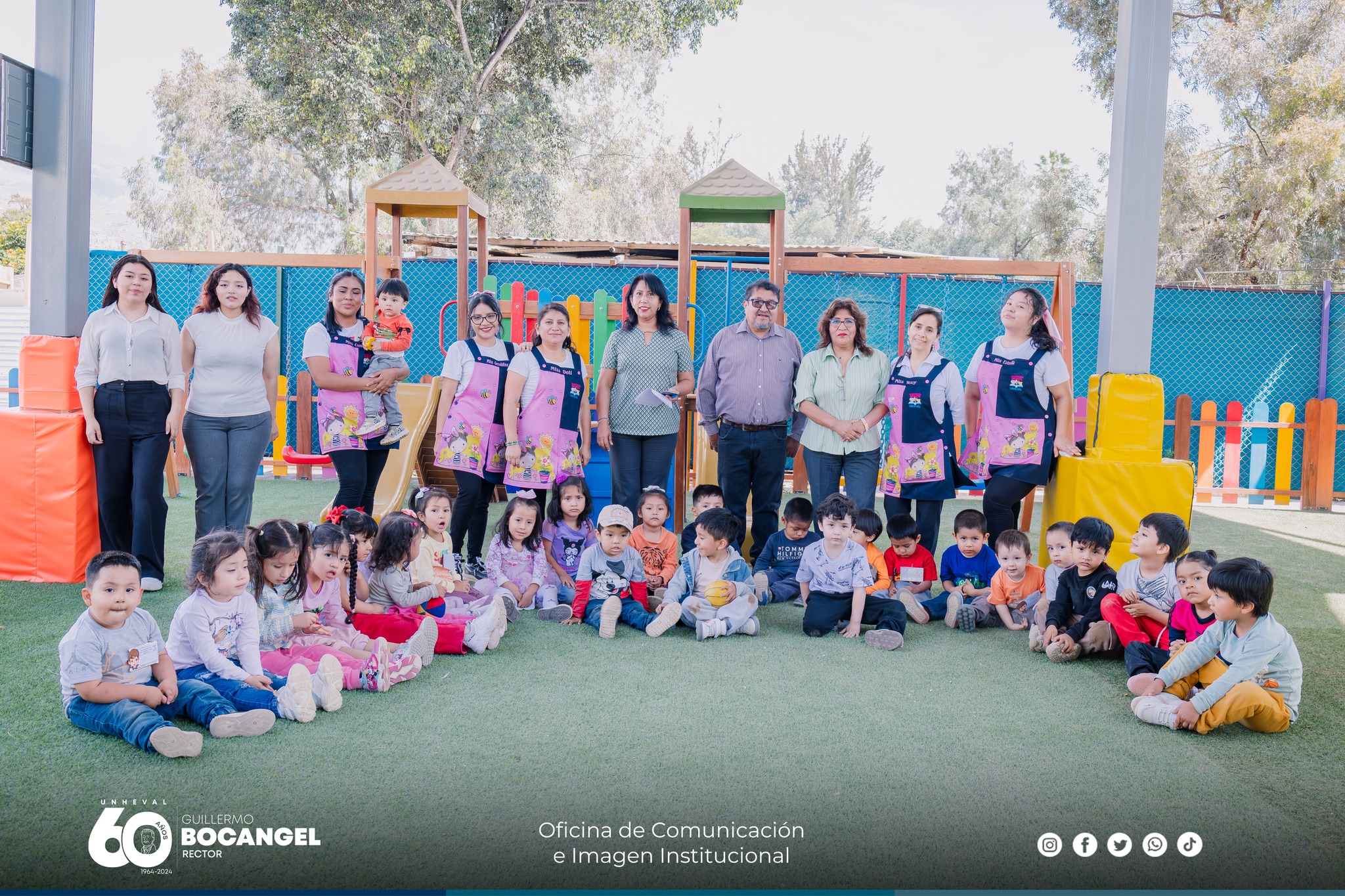 Docentes y estudiantes de vacaciones útiles en la Guardería "Clara Ibazeta Valdivieso"