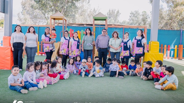Docentes y estudiantes de vacaciones útiles en la Guardería "Clara Ibazeta Valdivieso"
