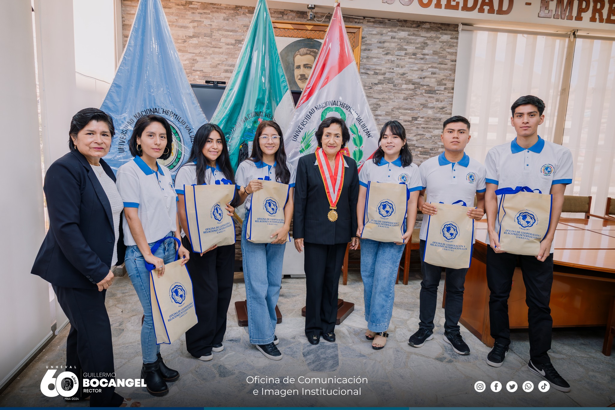 Participantes de la movilidad académica saliente junto a la vicerrectora académica, Dra. Nancy Veramendi Villavicencios