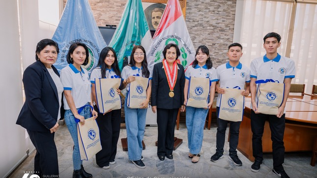 Participantes de la movilidad académica saliente junto a la vicerrectora académica, Dra. Nancy Veramendi Villavicencios