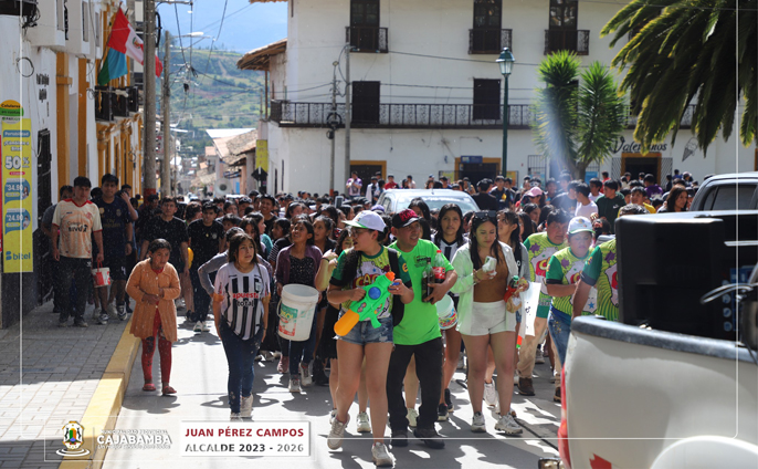 Primera globeada oficial del carnaval de la diversidad Cajabamba 2025