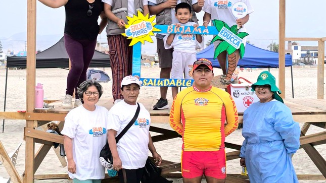 Este domingo 19 de enero, la Municipalidad Distrital de Mala, a través de la Subgerencia de Servicios Municipales y Gestión Ambiental en el marco del Programa Municipal #EDUCCA y con el apoyo de la regidora Zoraida González Díaz, realizó con éxito la "𝟐° 𝐉𝐨𝐫𝐧𝐚𝐝𝐚 𝐝𝐞 𝐒𝐞𝐧𝐬𝐢𝐛𝐢𝐥𝐢𝐳𝐚𝐜𝐢ó𝐧 𝐀𝐦𝐛𝐢𝐞𝐧𝐭𝐚𝐥"   a los veraneantes (familias y jóvenes) del distrito y visitantes de la playa Bujama; actividad que consistió en la charla y entrega de bolsas negras para el manejo adecuado de sus residuos sólidos en post de mantener limpias y saludables nuestras playas.
De esta manera dichas jornadas de sensibilización ambiental se realizará cada domingo en las playas del distrito como parte de unas de las diferentes actividades a realizarse por la Campaña de Educación e Información Ambiental #SalvaPlayas que busca promover los comportamientos ambientales respecto al adecuado manejo de los residuos sólidos, la reducción del plástico de un solo uso en las playas y la conservación de la biodiversidad de los ecosistemas marinos costeros.
𝐋𝐎𝐆𝐑𝐎𝐒:
 Se logró sensibilizar a más de 1000 veraneantes sobre la importancia del manejo adecuado de sus residuos sólidos.
 Reducir de forma significativa el volumen de plásticos, latas y vidrios en la playa Bujama.
Mantener limpias las playas en post de no afectar la fauna marina costera y la salud de los veraneantes.
 Fomentar con el lema #CuidaTuPlaya el respeto al cuidado de nuestro ecosistema marino costero, por parte de los veraneantes locales y visitantes de los diferentes lugares del país que concurrieron en la playa Bujama.
𝙈𝙖𝙡𝙖, 𝙪𝙣𝙖 𝙣𝙪𝙚𝙫𝙖 𝙝𝙞𝙨𝙩𝙤𝙧𝙞𝙖 