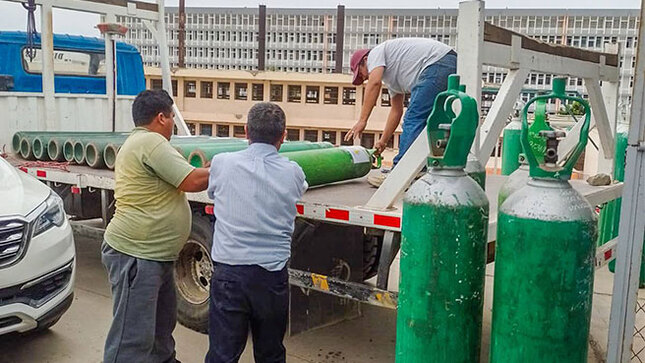 Recarga de oxigeno en el hospital "Eleazar Guzmán Barrón"