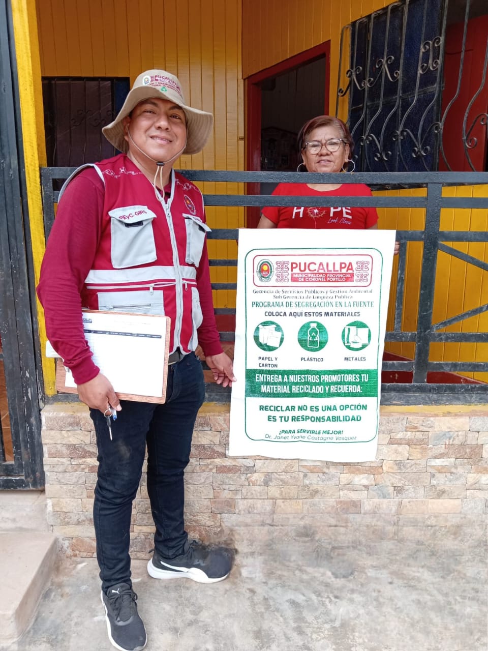 Promotor ambiental concientiza la segregación y reciclaje a los vecinos 