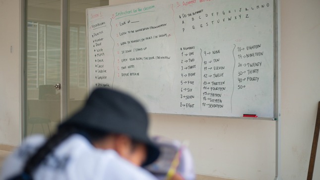 Niños y jóvenes desarrollan habilidades lingüísticas en el taller de idiomas de la Casa de la Juventud Norte. 🌍💬