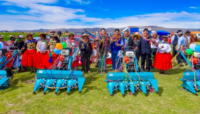 Municipio de Puno fortalece el sector agricola en huata con la entrega de maquinas