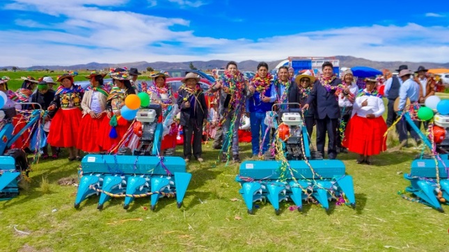 Municipio de Puno fortalece el sector agricola en huata con la entrega de maquinas