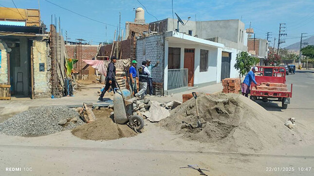 Inspectores municipales notifican a un vecino de la capital Nepeña por dejar su material de construcción en la vía pública 