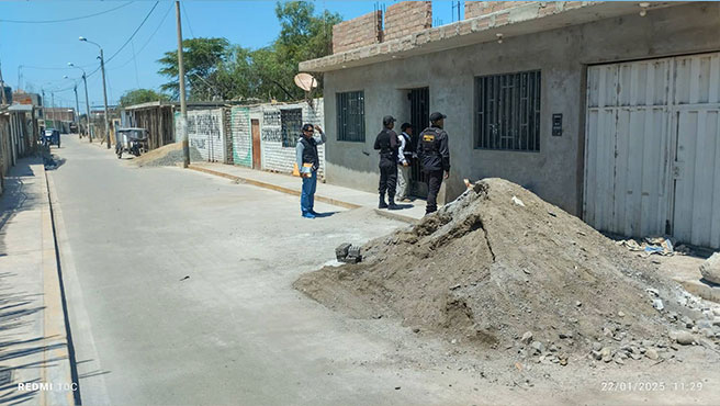 Inspectores municipales notifican a un vecino del centro poblado de San Jacinto por dejar su material de construcción en la vía pública 