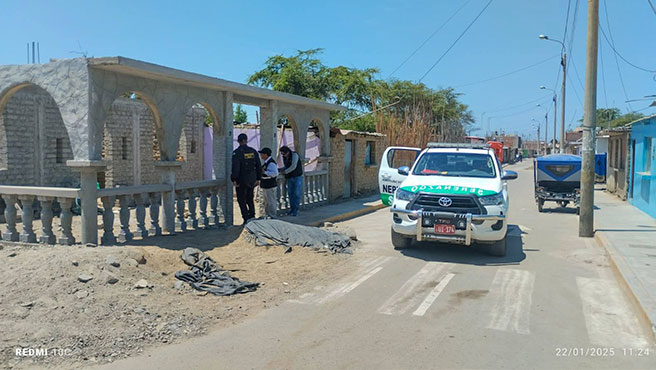 Inspectores municipales notifican a un vecino del centro poblado de Cerro Blanco por dejar su material de construcción en la vía pública 