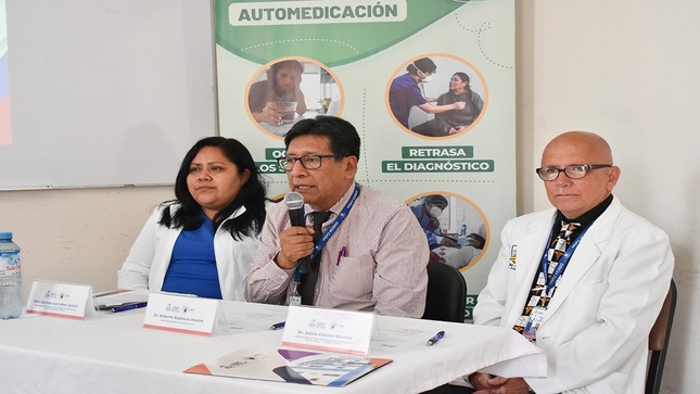 Mesa de autoridades en el evento del pasacalle "Lucha contra el dengue 2025"