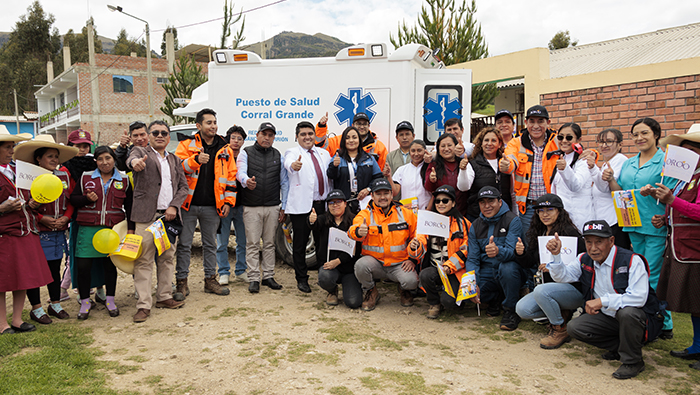 Imagen de la entrega de la ambulancia con autoridades y comunidad de Corral Grande.