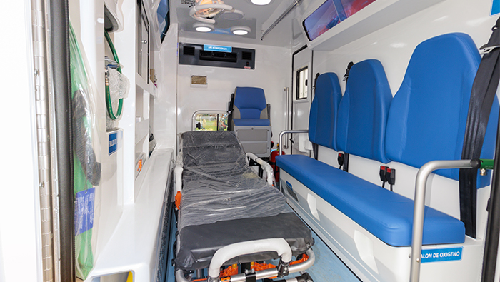 Imagen de la entrega de la ambulancia con autoridades y comunidad de Corral Grande.