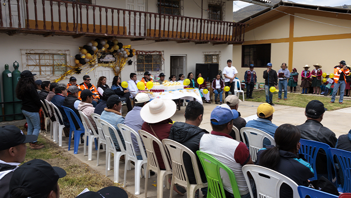 Imagen de la entrega de la ambulancia con autoridades y comunidad de Corral Grande.