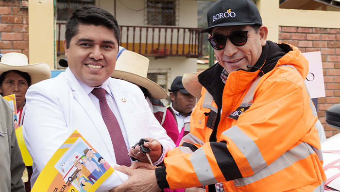 Imagen de la entrega de la ambulancia con autoridades y comunidad de Corral Grande.