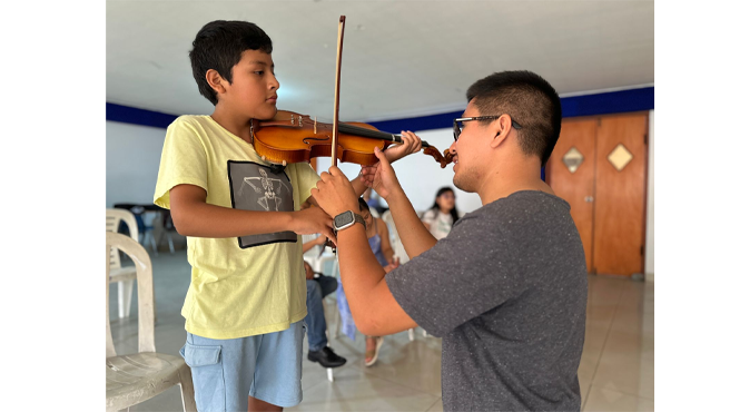 Clases disponibles los lunes, miércoles y viernes.
🕗 Horarios:
• De 8:00 a 9:00 a.m.
• De 09:00 a 10:00 a.m.
📍 Lugar: Edificio de Desarrollo Económico.
💡 ¿Quieres que tu niño forme parte de este taller?
Inscríbelo en la Casa de la Mujer ( altura de la cuadra 23 de la av. Áncash), de lunes a viernes, de 8:00 a.m. a 5:00 p.m.
🎼 ¡No pierdas esta oportunidad de que desarrolle su talento musical y se inspire a través del arte!