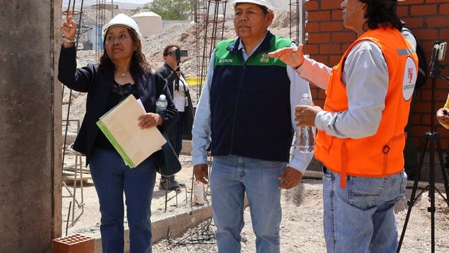 El alcalde provincial de Mariscal Nieto, CPC John Larry Coayla, acompañó a la presidenta de la Sociedad de Beneficencia de Moquegua, Mgr. Lupe Maquera, en una visita guiada para supervisar los avances de la construcción del nuevo crematorio de Moquegua. 