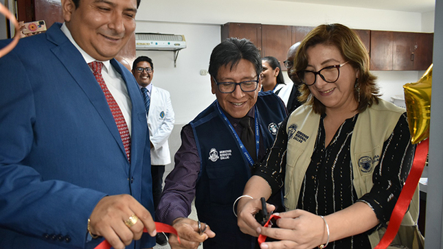 Corte de cinta de la inauguración del nuevo ambiente del CSMC Sarita Colonia