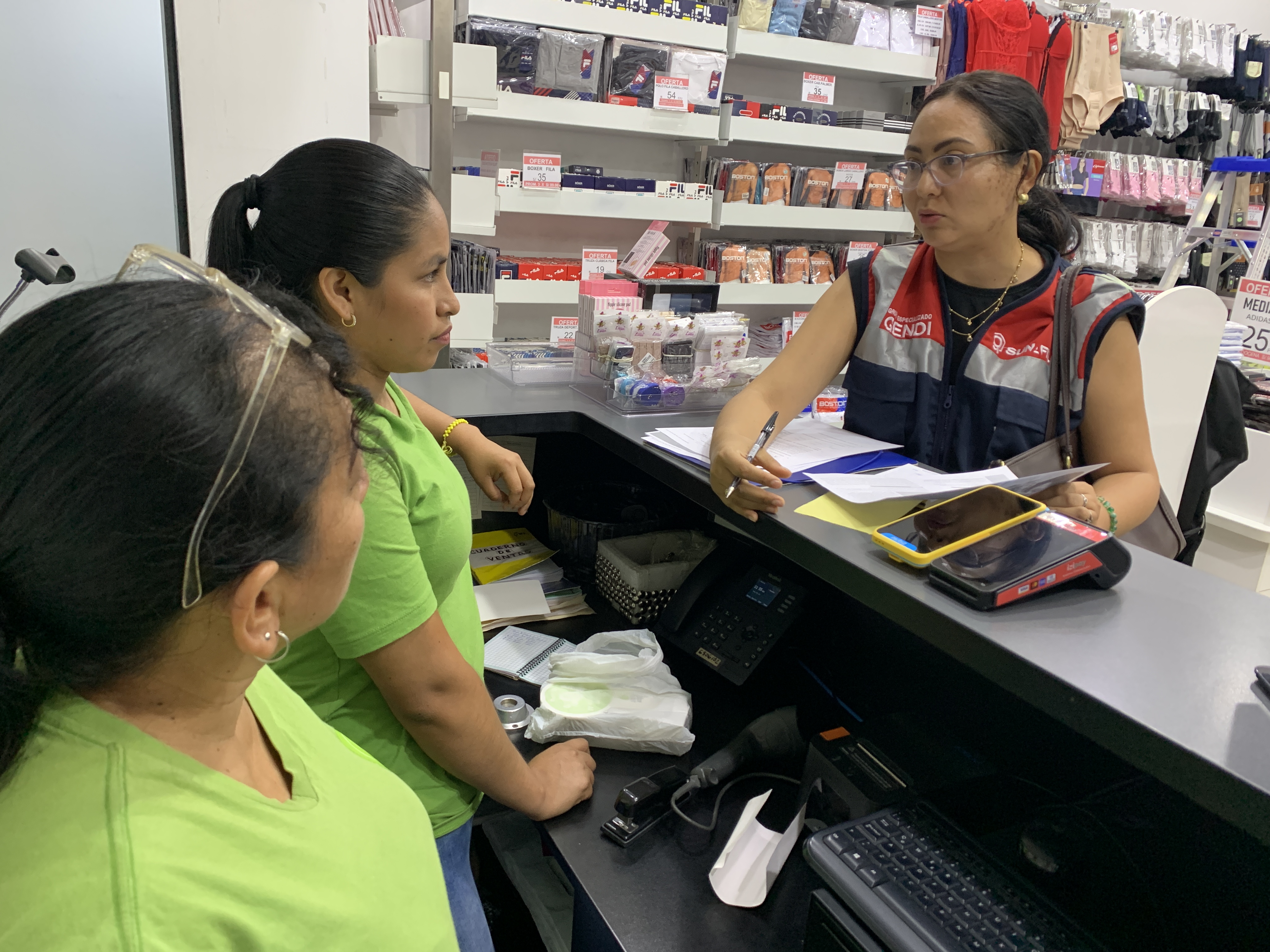 inspectora con vendedoras