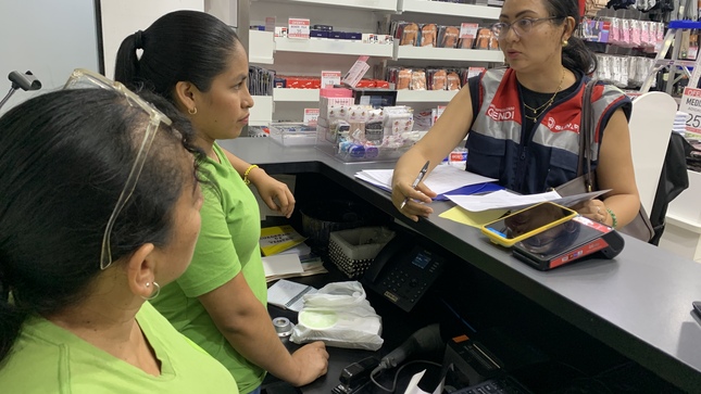 inspectora con vendedoras