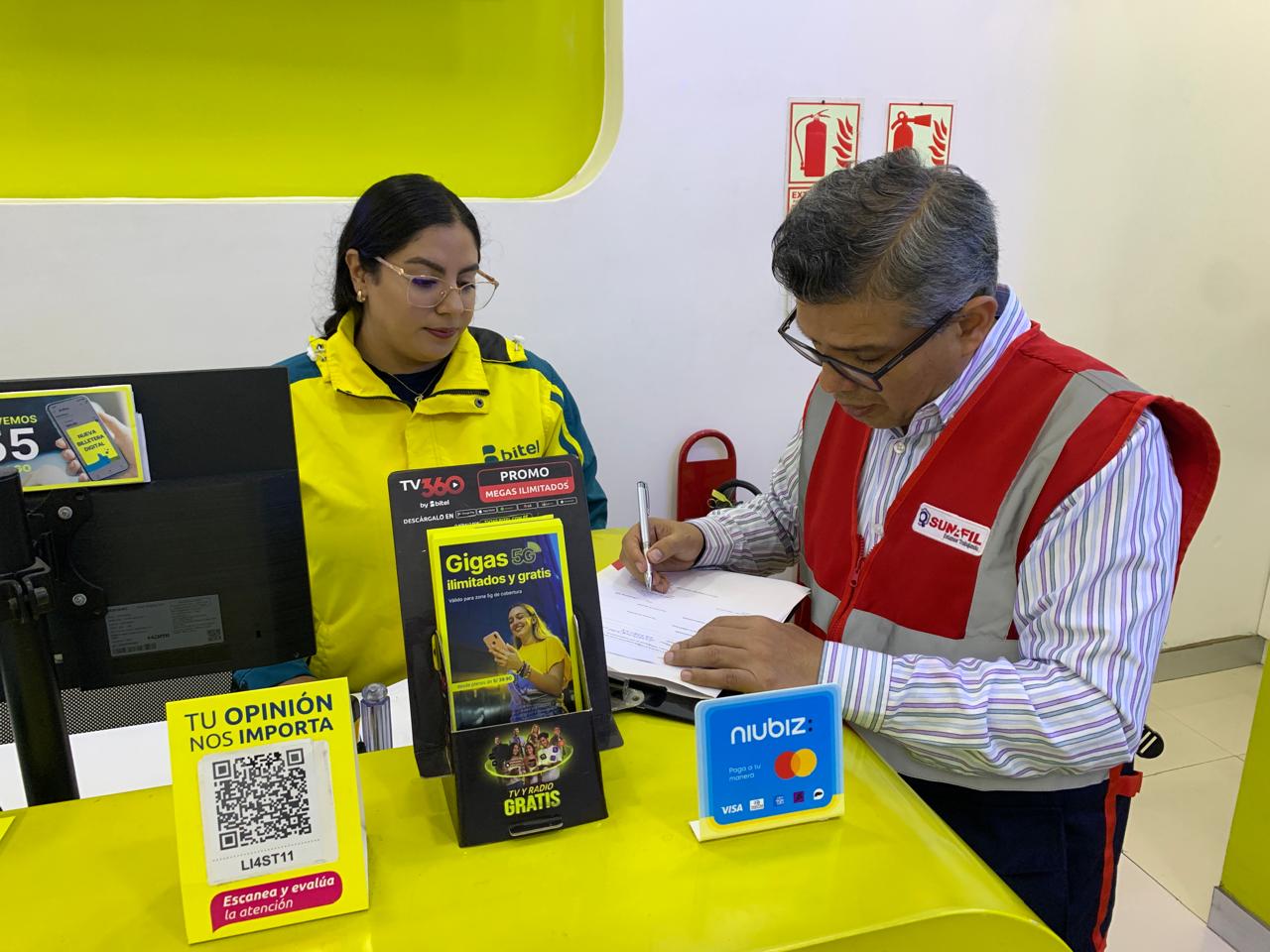 foto inspectora con mujeres atendiendo